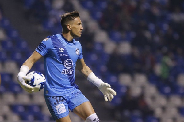 El arquero del Puebla durante un partido