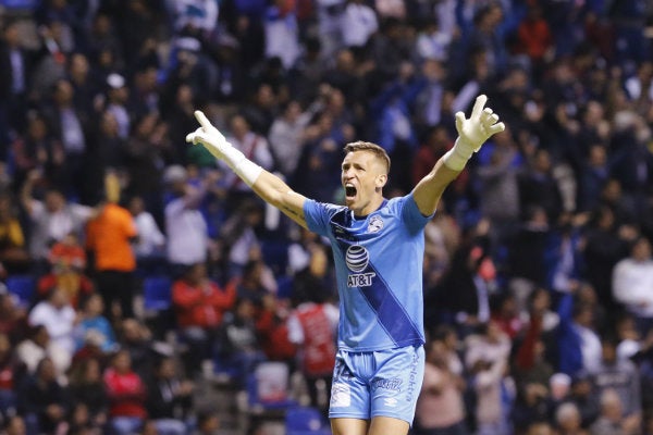 El arquero del Puebla durante un partido