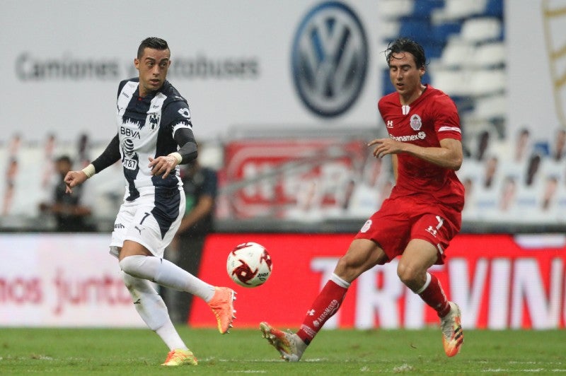 Funes Mori observa el esférico en el juego contra Toluca