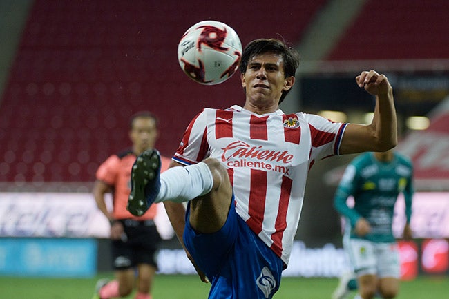 JJ Macías pelea el esférico en el partido contra León