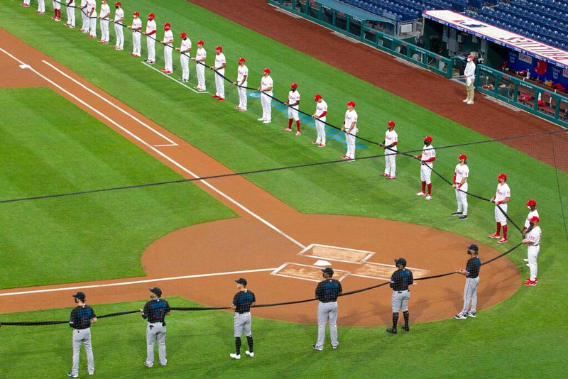 Jugadores de Miami y Philadelphia realizan homenaje