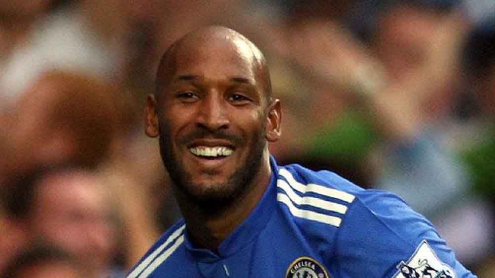 Anelka sonríe en un juego del Chelsea