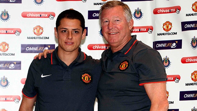 Chicharito posa con Sir Alex Ferguson, previo al juego inaugural