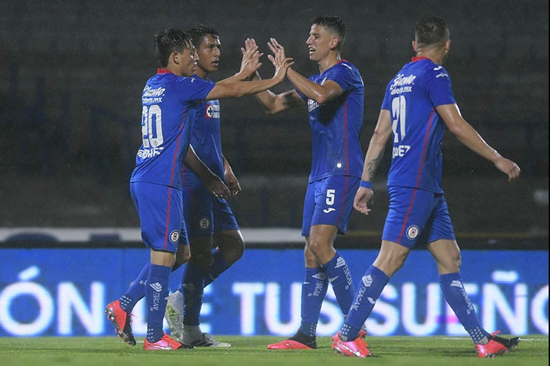 Elementos de Cruz Azul durante su debut en el Guard1anes 2020