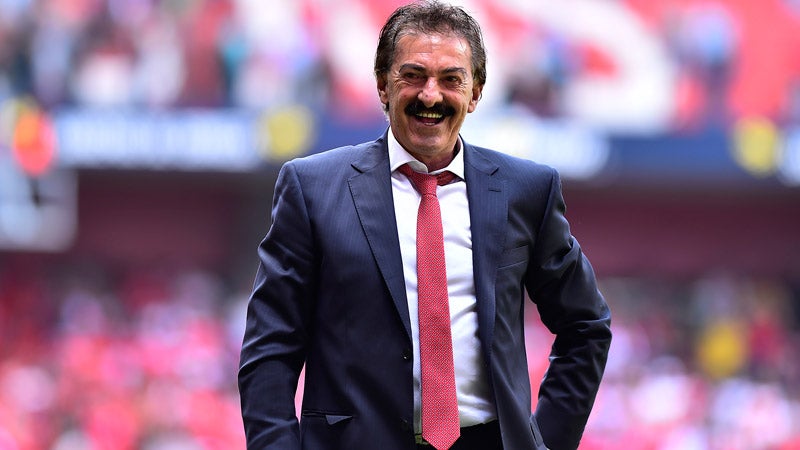 LA Volpe sonríe durante un duelo del Toluca 