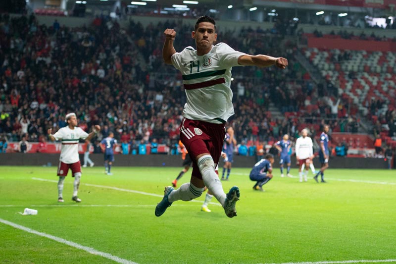 Uriel Antuna celebra un gol con el Tri