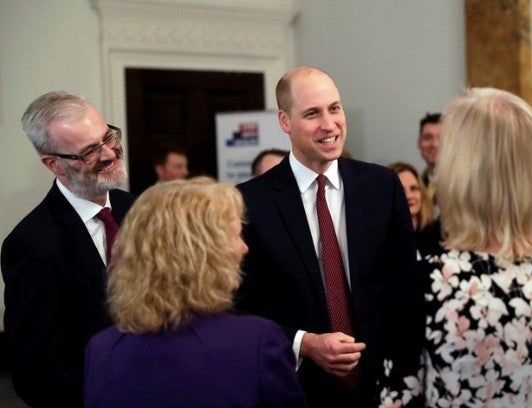 WIlliam conociendo a los encargados del hospital infantil de Londres 