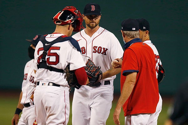 Jugadores de Red Sox platican en el montículo