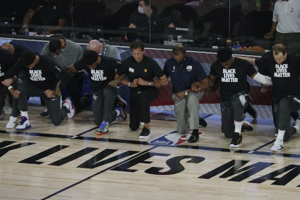 Jugadores de Utah Jazz y New Orleans Pelicans en protesta