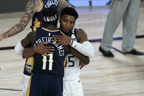 Donovan Mitchell (45) y Jrue Holiday (11) en abrazo