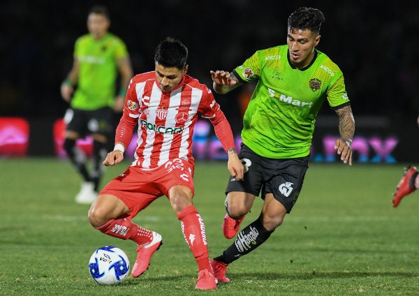 Claudio Baeza en un partido con Necaxa