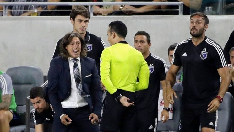 Almeyda en un juego con San José