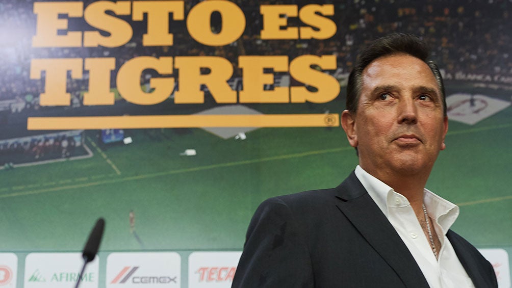 Miguel Ángel Garza en un evento con Tigres