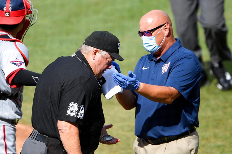 Joe West es atendido por los médicos