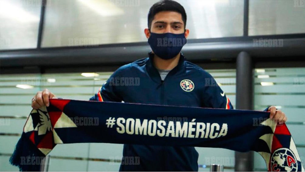 Díaz muestra con orgullo una bufanda del América