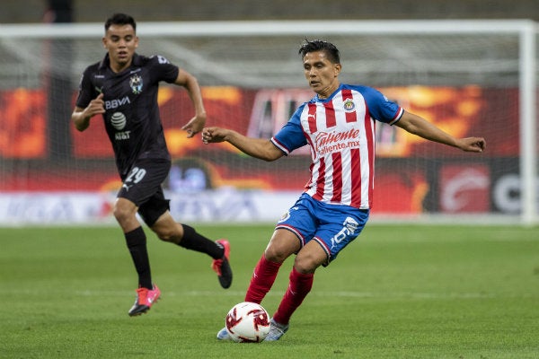 Dieter Villalpando en acción con Chivas