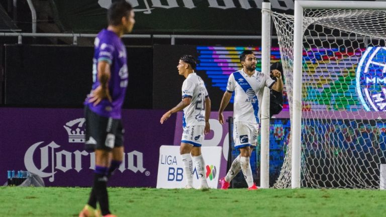 Amaury Escoto celebra un gol con Puebla 