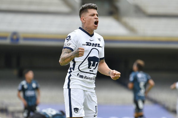 Juan Manuel Iturbe celebrando una anotación con Pumas