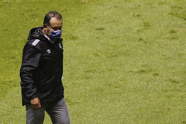 Juan Reynoso en el partido contra Cruz Azul