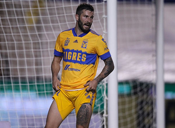 Gignac se lamenta tras una falla