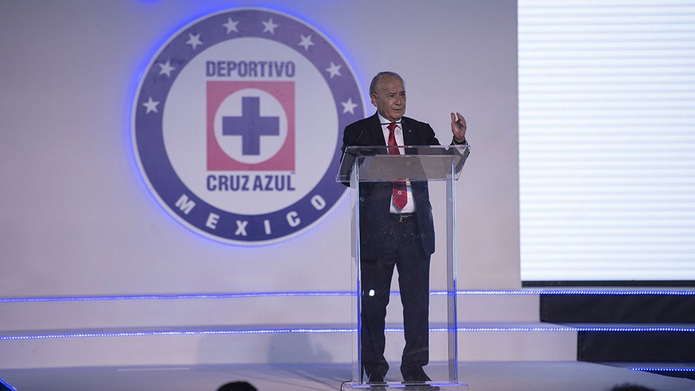 Billy Álvarez en un evento con Cruz Azul