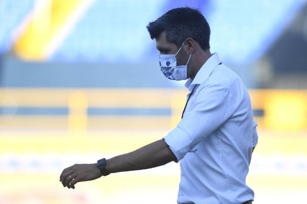 El entrenador de los Tuzos durante un partido