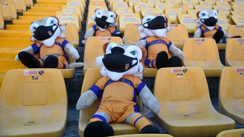 Peluches con cubrebocas en las gradas del Volcán