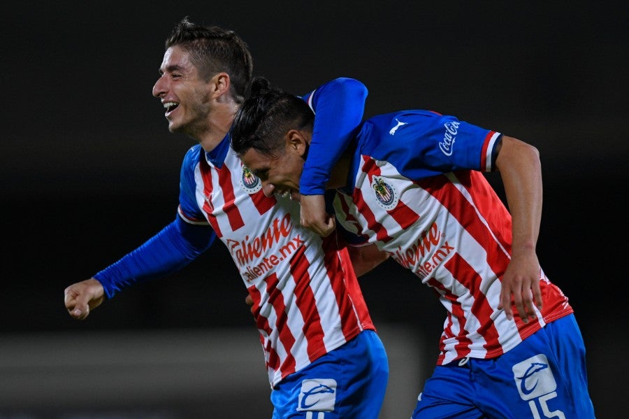 Antuna celebra un gol con Brizuela