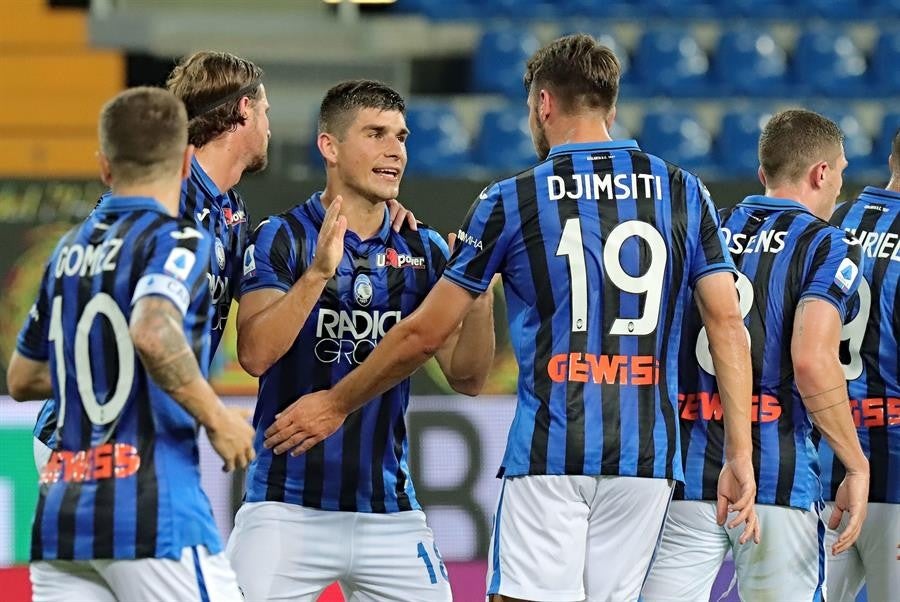 Jugadores del Atalanta celebran un gol