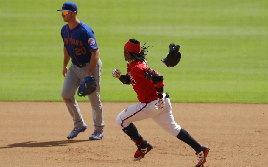 Ronald Acuña Jr. corriendo por las bases