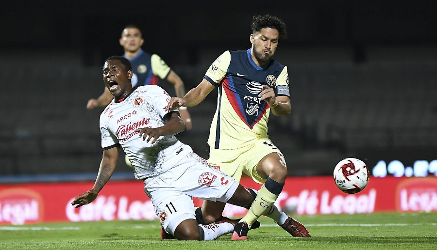 El zaguero parauayo pelea el balón con Bryan Angulo