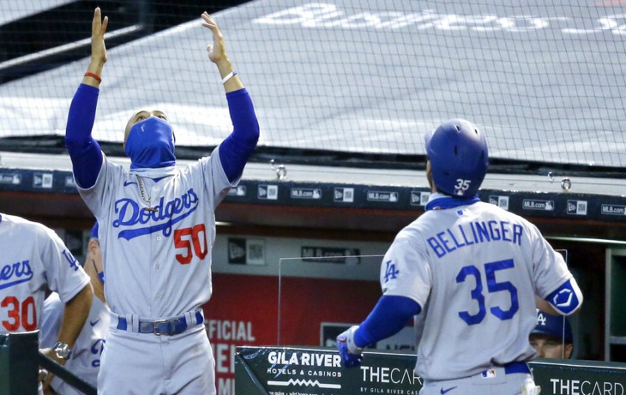 Mookie Betts festeja con Cody Bellinger su cuadrangular