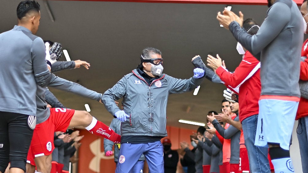 Cuerpo médico siendo reconocido por jugadores de Toluca