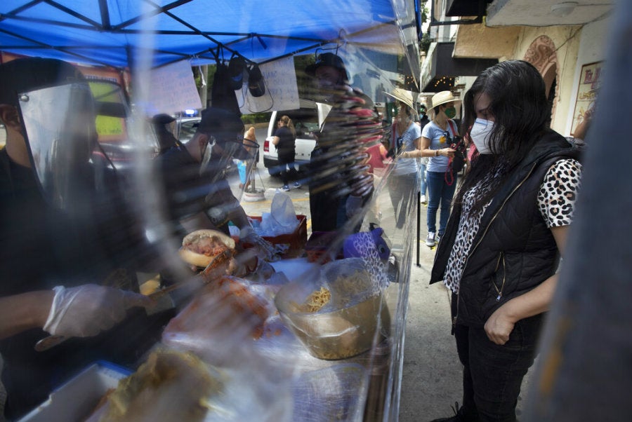 Negocio de comida con medidas sanitarias en la capital