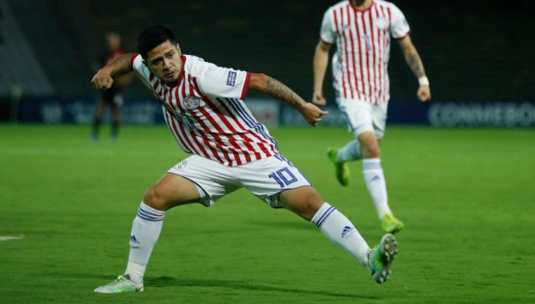 Sergio Díaz celebra un gol con Paraguay