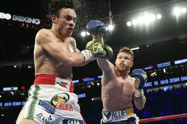 El Junior siendo golpeado por el Canelo Álvarez