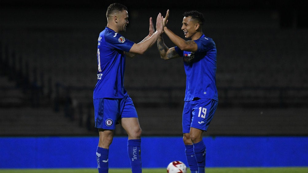 Cruz Azul en festejo de gol