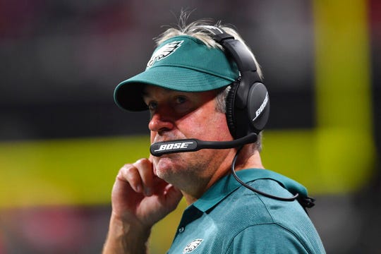 Doug Pederson sigue las acciones de sus jugadores