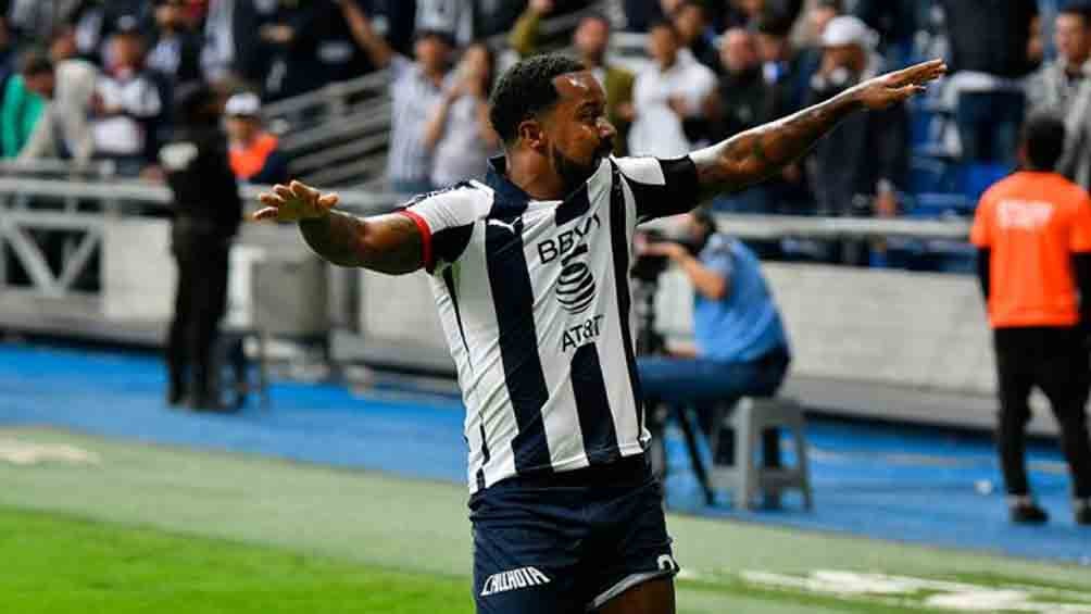 Dorlan Pabón festeja un gol con Rayados