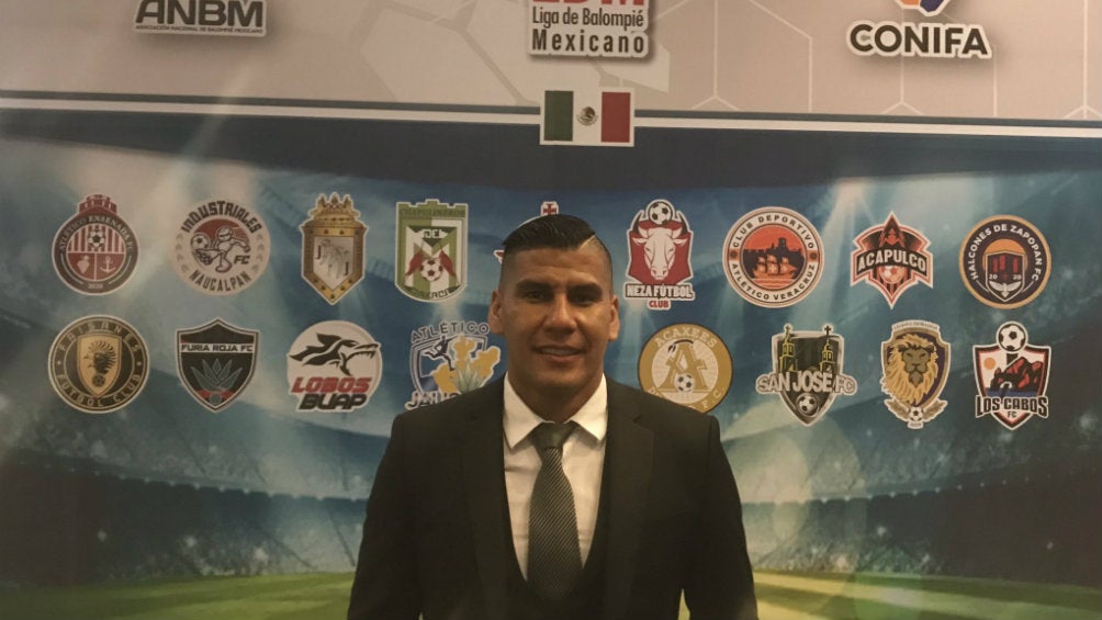 Carlos Salcido en presentación