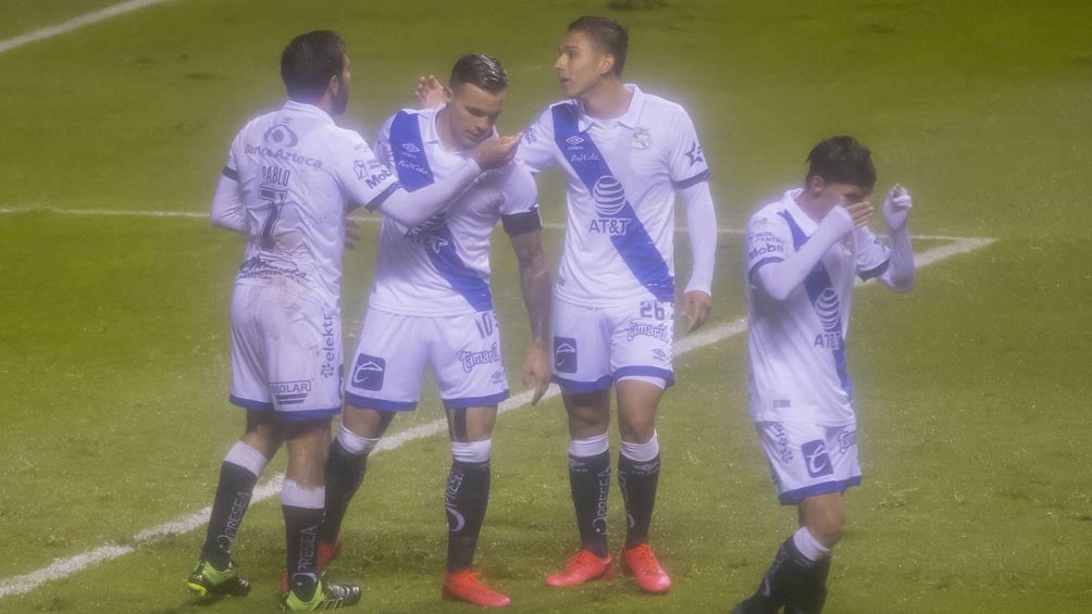 Jugadores de Puebla festejan un gol contra Cruz Azul