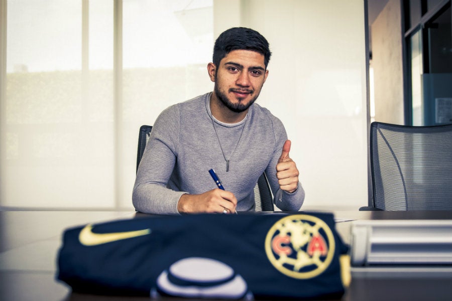 Sergio Díaz de la firma de su contrato como jugador del América