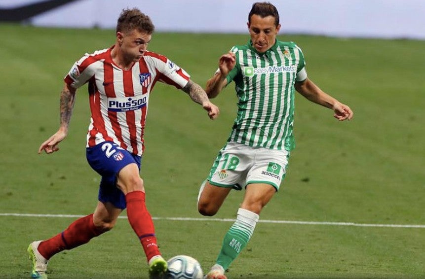 Guardado persigue a Trippier en un juego de La Liga 