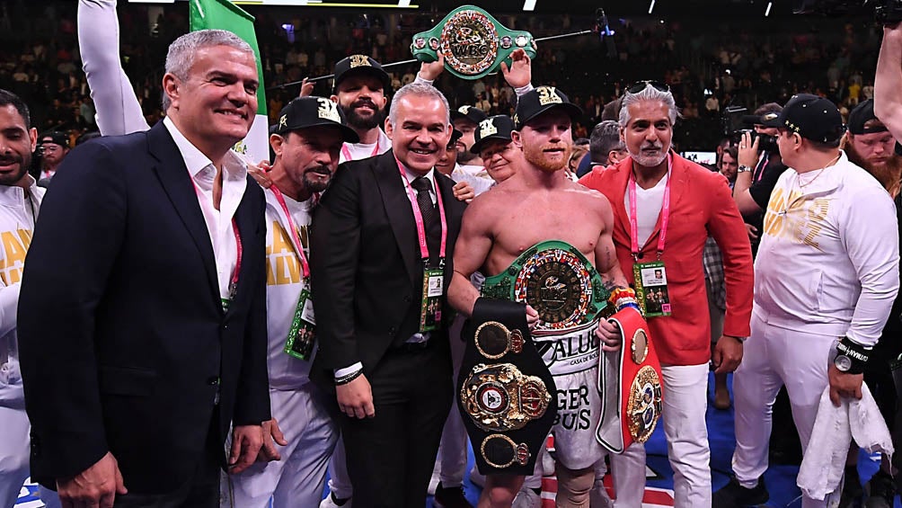 Canelo Álvarez posa con sus cuatro títulos del mundo 