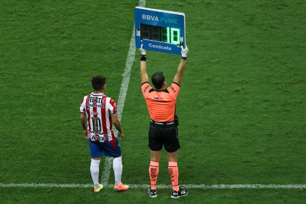 El mediocampista ingresando de cambio durante el duelo vs León