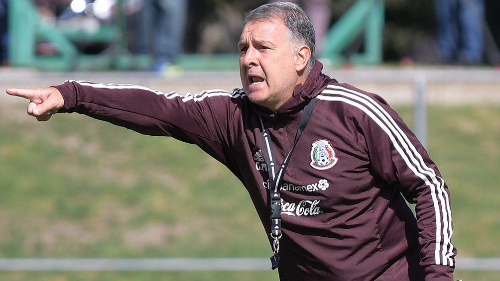 Martino da indicaciones en un entrenamiento