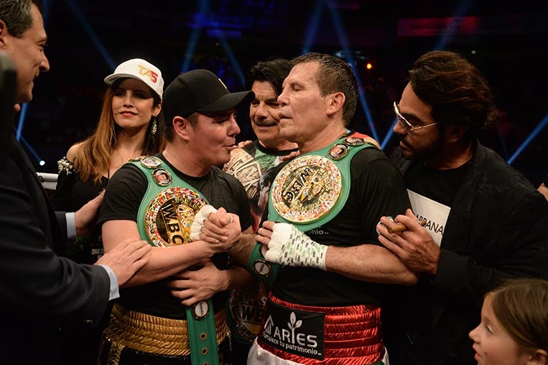 JC Chávez y Travieso Arce tras su pelea de box 