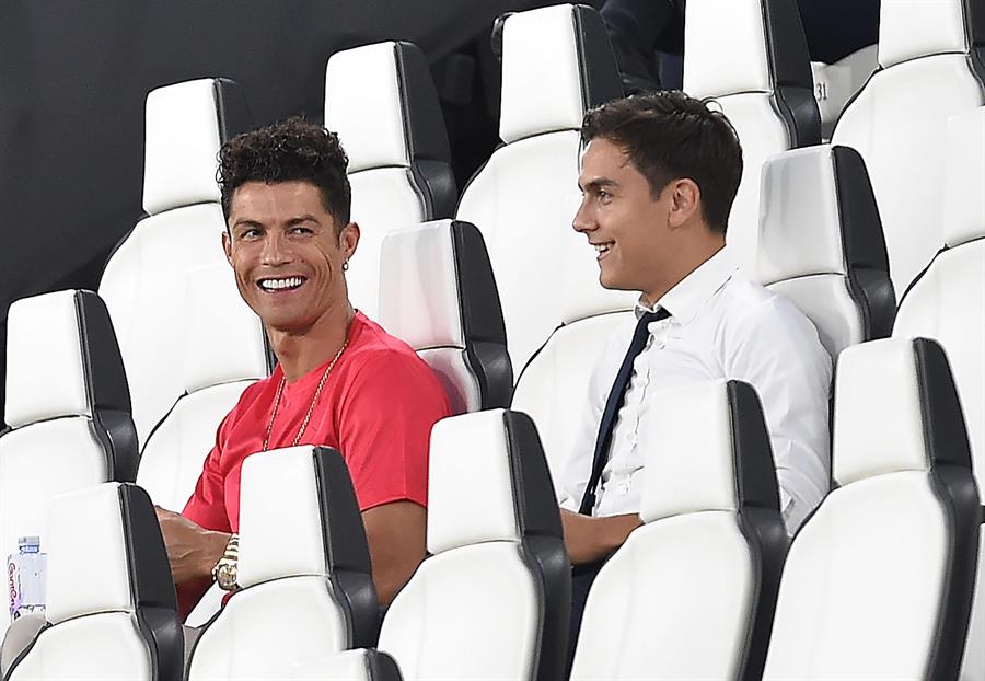 Cristiano Ronaldo y el argentino observando un partido