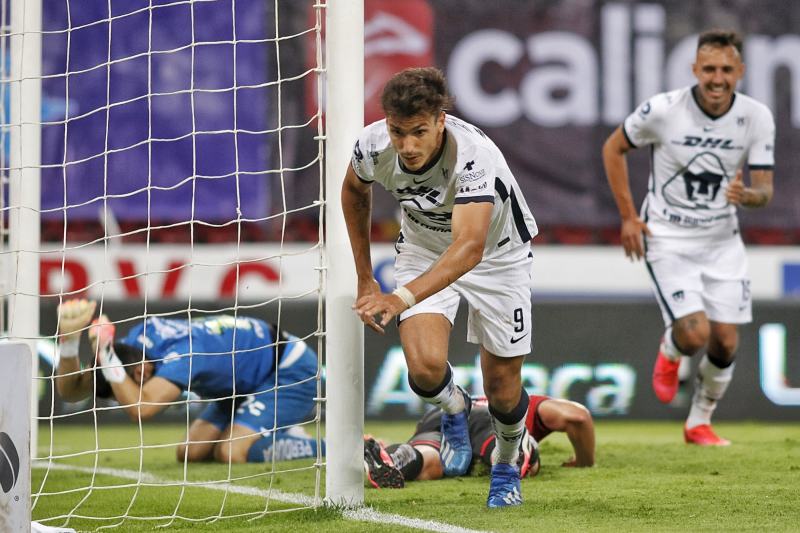 Dinenno celebrando un gol ante Atlas