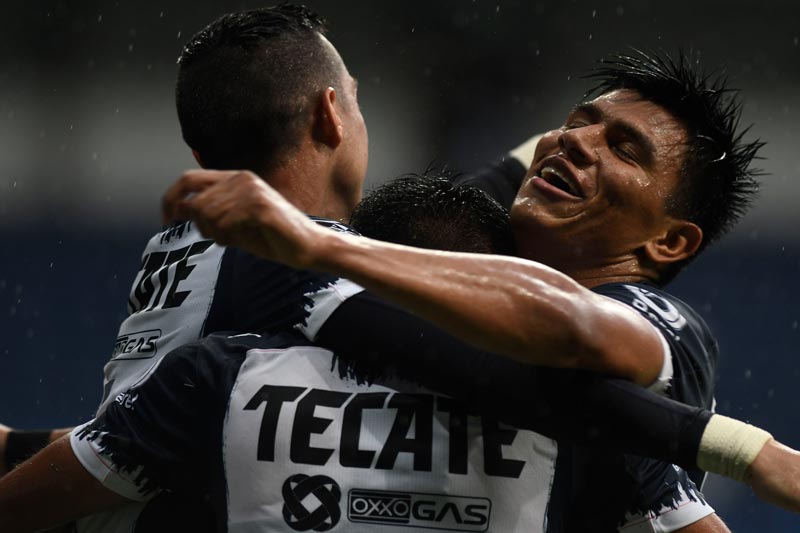 Jugadores de Monterrey celebran gol